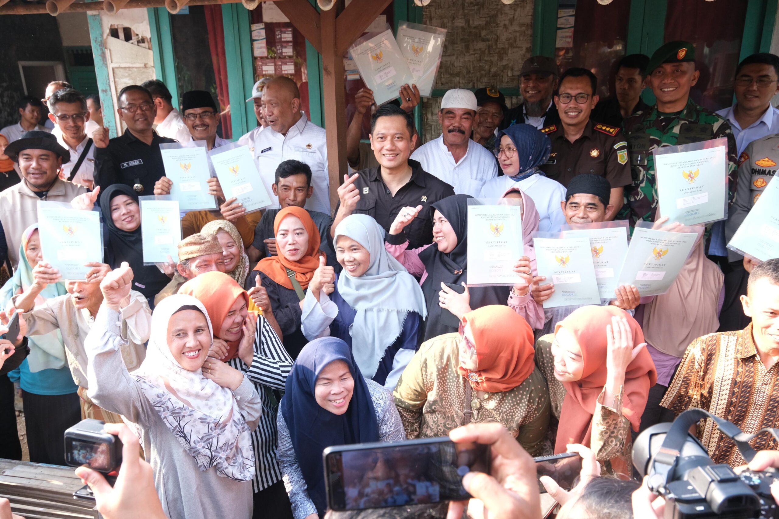 Serahkan Sertipikat Hasil PTSL di Kaki Gunung Salak, Menteri AHY Yakinkan Semua Masyarakat Miliki Kepastian Hukum Hak Atas Tanah