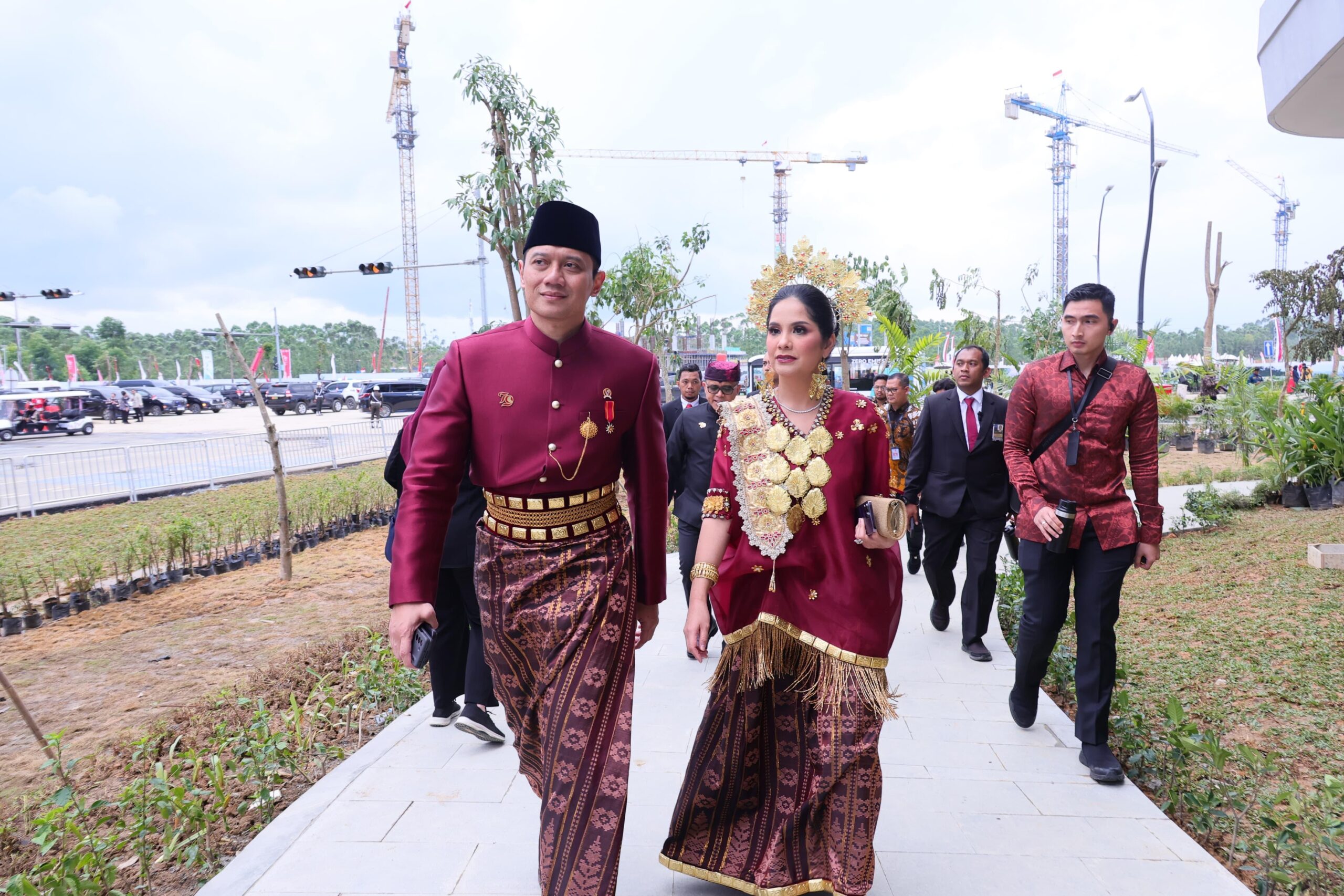 Hadir pada Upacara Penurunan Bendera Negara Sang Merah Putih, Menteri AHY Gunakan Baju Adat Daerah Sulawesi Selatan