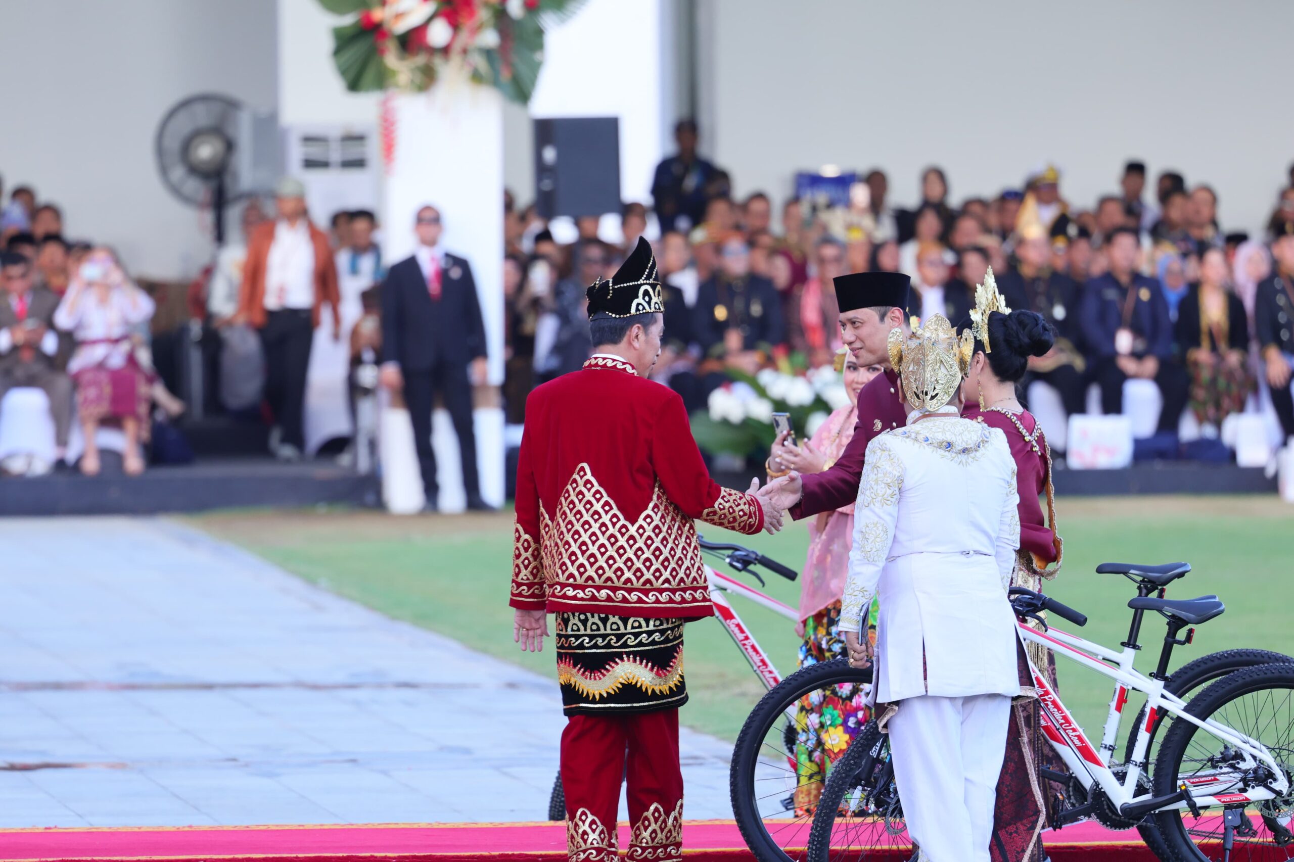 Menangkan Busana Adat Terbaik pada Upacara Penurunan Bendera Sang Merah Putih, Menteri AHY: Tradisi yang Baik untuk Lestarikan Budaya