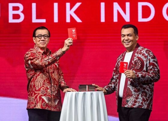 Menteri Hukum dan Hak Asasi Manusia Yasonna Laoly (kiri) bersama Direktur Jenderal Imigrasi Kemenkumham Silmy Karim (kanan) menunjukkan desain baru paspor saat diluncurkan di Jakarta, Sabtu (17/8/2024). ANTARA FOTO/Rivan Awal Lingga /rwa.