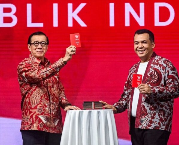 Menteri Hukum dan Hak Asasi Manusia Yasonna Laoly (kiri) bersama Direktur Jenderal Imigrasi Kemenkumham Silmy Karim (kanan) menunjukkan desain baru paspor saat diluncurkan di Jakarta, Sabtu (17/8/2024). ANTARA FOTO/Rivan Awal Lingga /rwa.