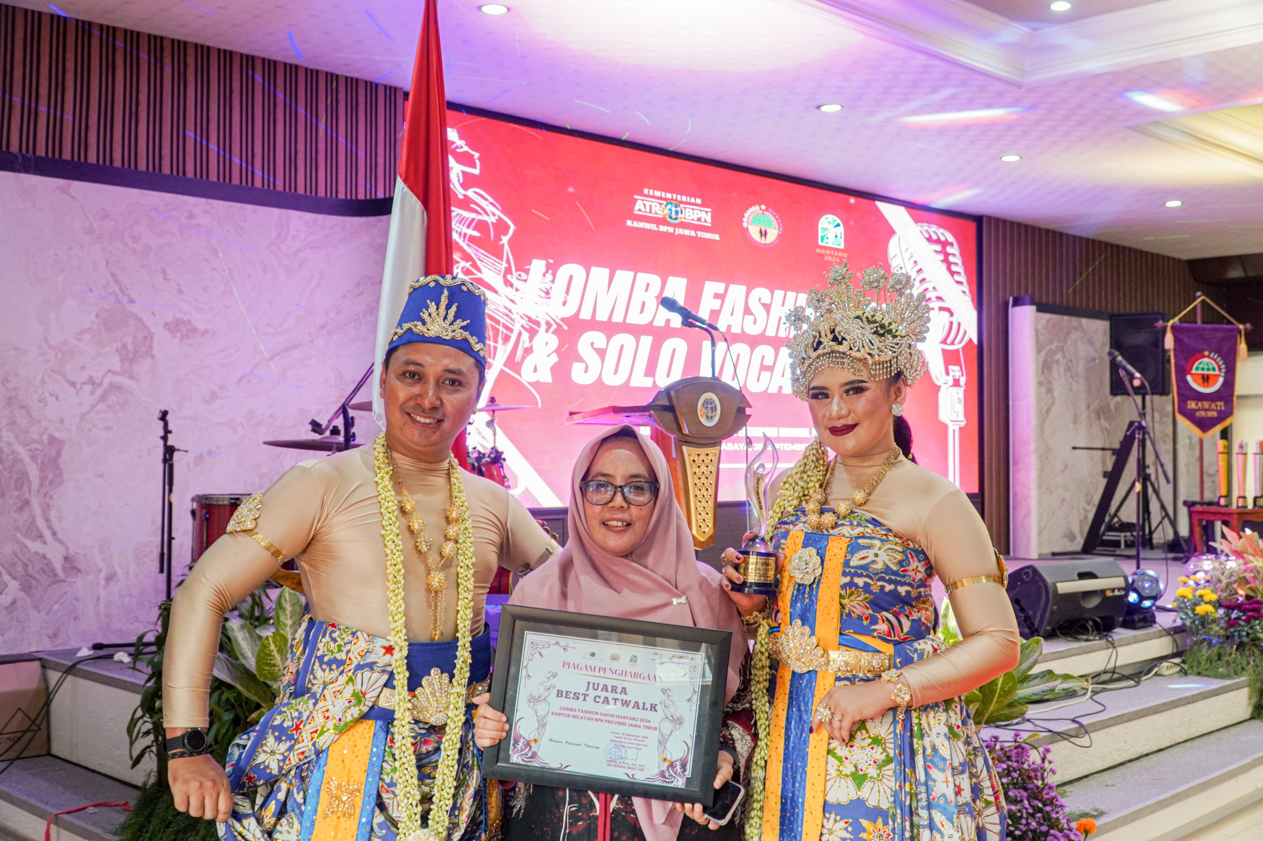 Menyabet Juara Best Catwalk, Kantor Pertanahan Kabupaten Trenggalek perkenalkan Tata Rias Penganten Kebesaran “Menak Sopal” dalam Lomba Fashion Show Hantaru 2024